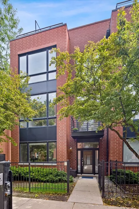 2318 W Wolfram St, Chicago, IL 60618
