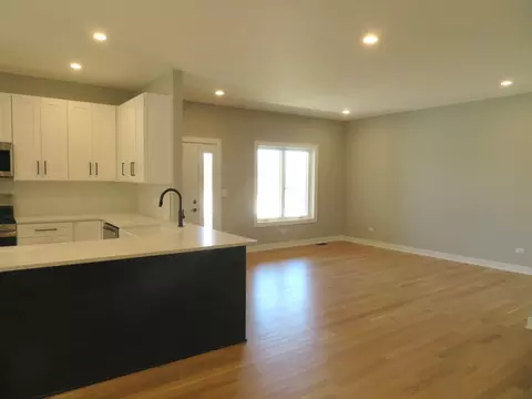 Living - 1938 Mountain Rd, Morris, IL 60450 photo 2 of 2