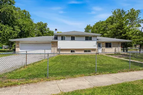 16388 Terry Ln, Oak Forest, IL 60452