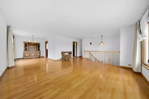Living - 773 Madelyn Dr, Des Plaines, IL 60016 photo 2 of 3