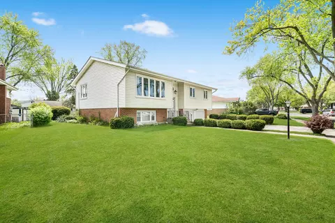 Exterior - 773 Madelyn Dr, Des Plaines, IL 60016 photo 3 of 6
