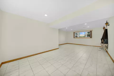 Living - 773 Madelyn Dr, Des Plaines, IL 60016 photo 3 of 3