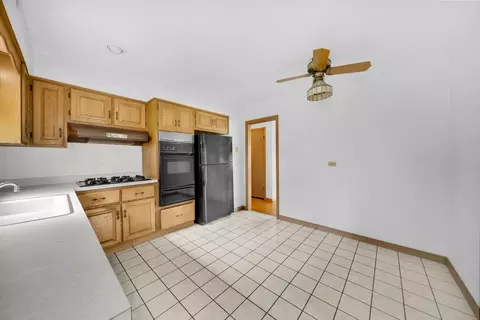 Kitchen - 773 Madelyn Dr, Des Plaines, IL 60016 photo 2 of 2
