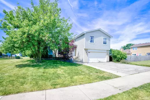 649 Hiawatha Dr, Carol Stream, IL 60188