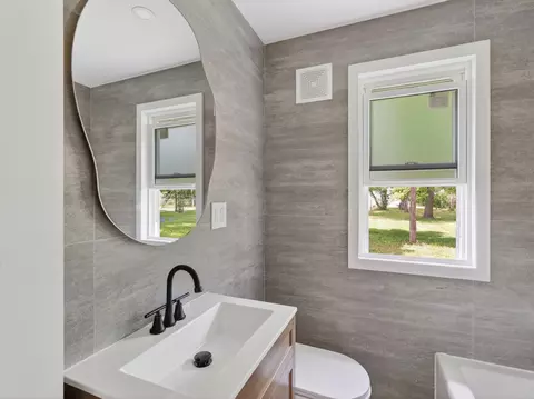 Bath - 906 E Babcock Ave, Addison, IL 60101 photo 2 of 4
