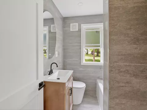 Bath - 906 E Babcock Ave, Addison, IL 60101 photo 4 of 4
