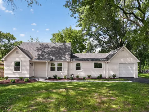 906 E Babcock Ave, Addison, IL 60101