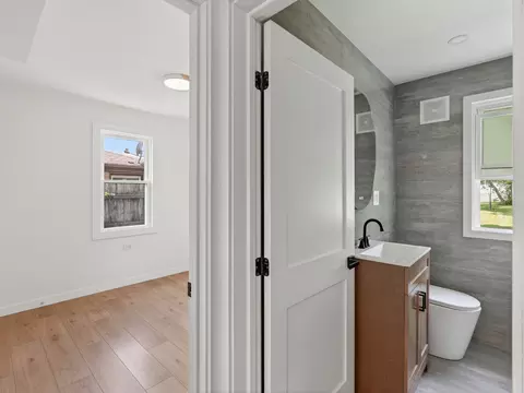 Bath - 906 E Babcock Ave, Addison, IL 60101 photo 1 of 4