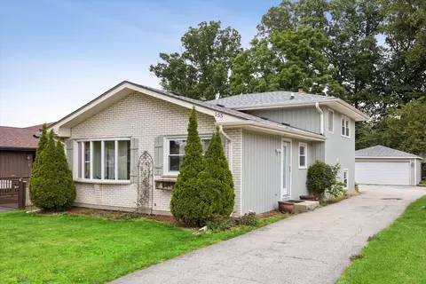 155 Ash Ave, Wood Dale, IL 60191