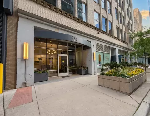 565 W Quincy St #802, Chicago, IL 60661