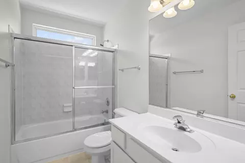 Bath - 6065 Irene Dr, Hoffman Estates, IL 60192 photo 3 of 4