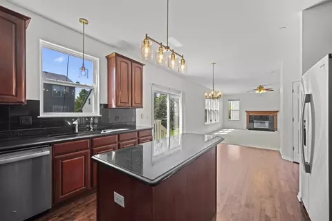 Kitchen - 6065 Irene Dr, Hoffman Estates, IL 60192 photo 4 of 4