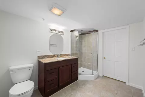 Bath - 6065 Irene Dr, Hoffman Estates, IL 60192 photo 4 of 4