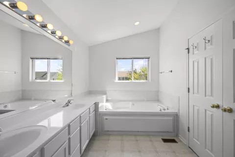 Bath - 6065 Irene Dr, Hoffman Estates, IL 60192 photo 1 of 4