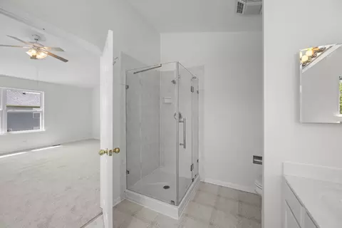 Bath - 6065 Irene Dr, Hoffman Estates, IL 60192 photo 2 of 4