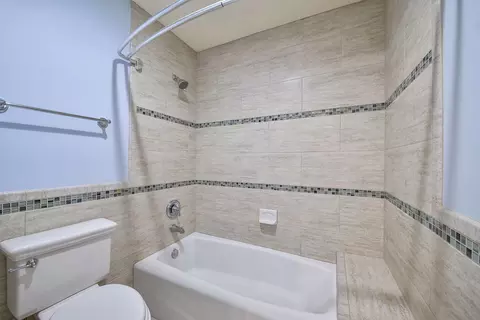 Bath - 605 Thornwood Dr, Naperville, IL 60540 photo 7 of 8