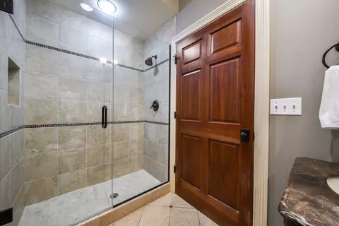 Bath - 605 Thornwood Dr, Naperville, IL 60540 photo 2 of 8