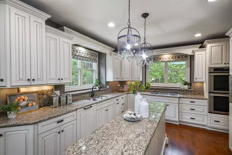 Kitchen - 605 Thornwood Dr, Naperville, IL 60540 photo 4 of 6