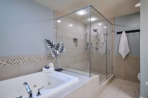 Bath - 605 Thornwood Dr, Naperville, IL 60540 photo 4 of 8