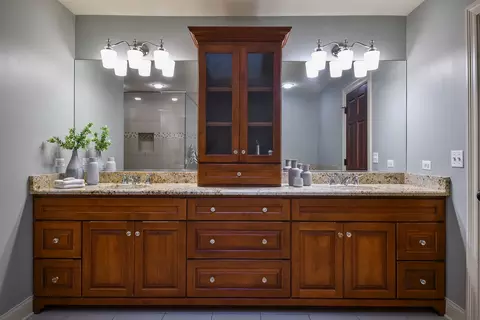 Bath - 605 Thornwood Dr, Naperville, IL 60540 photo 3 of 8