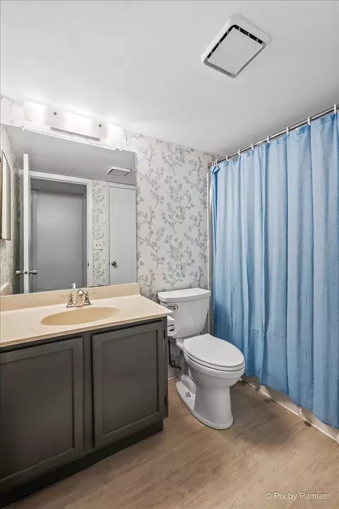 Bath - 765 Thorndale Dr, Elgin, IL 60120 photo 1 of 2