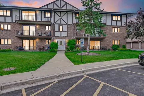 11015 S Theresa Cir #3C, Palos Hills, IL 60465