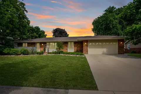 104 S Williamsburg Dr, Bloomington, IL 61704