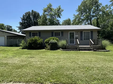 1006 Diamond St, Benton, IL 62812
