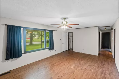 Living - 6 Edgebrook St, Centralia, IL 62801 photo 3 of 4