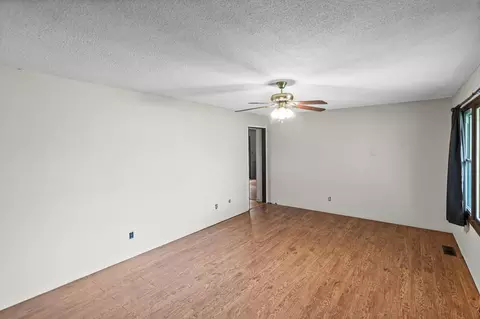 Living - 6 Edgebrook St, Centralia, IL 62801 photo 2 of 4