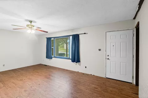 Living - 6 Edgebrook St, Centralia, IL 62801 photo 1 of 4