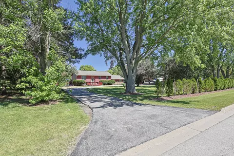 9012 Swanson Rd, Lake In The Hills, IL 60156