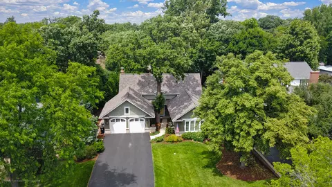 6465 Cherokee Dr, Indian Head Park, IL 60525
