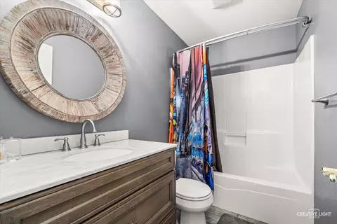 Bath - 2471 Warwick Ct, Aurora, IL 60503 photo 3 of 3