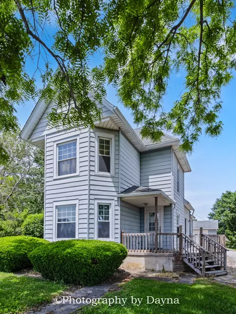 561 W Grant St, Saint Anne, IL 60964