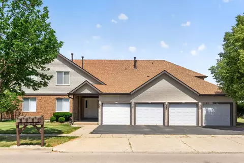 1503 Longwood Dr #2D, Sycamore, IL 60178