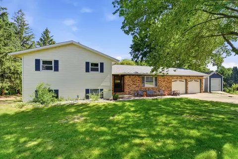 8 Elmwood Dr, Blue Grass, IA 52726