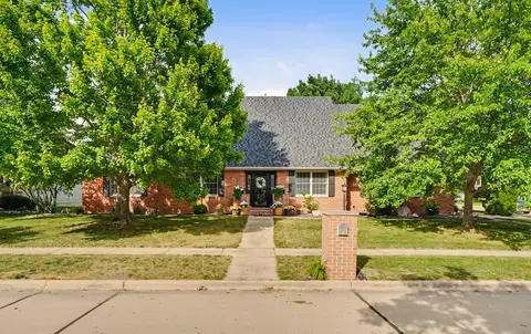 402 N Beringer Cir, Urbana, IL 61802
