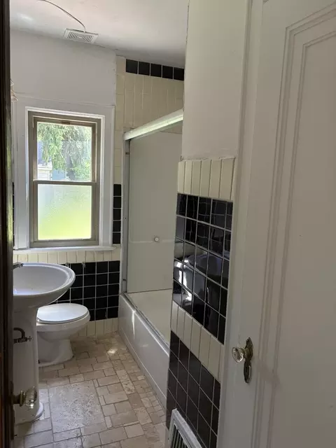 Bath - 1561 N Gary Ave, Wheaton, IL 60187 photo 1 of 1