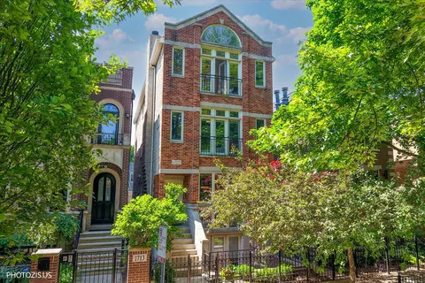 1717 W Nelson St #2, Chicago, IL 60657
