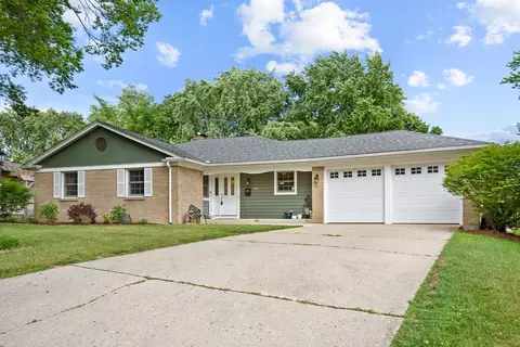 810 N Allen Ave, Mchenry, IL 60050