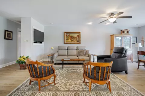 Living - 810 N Allen Ave, Mchenry, IL 60050 photo 3 of 3
