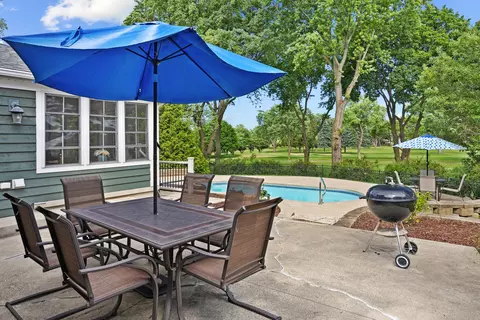 Exterior - 810 N Allen Ave, Mchenry, IL 60050 photo 6 of 8
