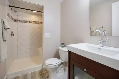 Bath - 810 N Allen Ave, Mchenry, IL 60050 photo 3 of 3