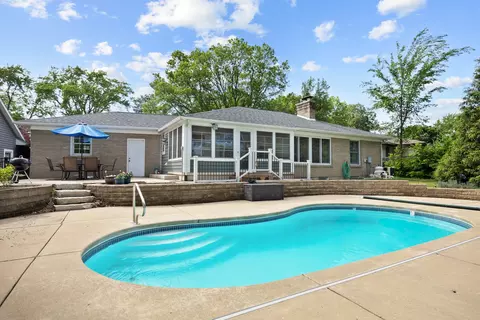 Exterior - 810 N Allen Ave, Mchenry, IL 60050 photo 7 of 8