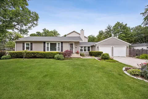 803 E Harrison Ave, Wheaton, IL 60187