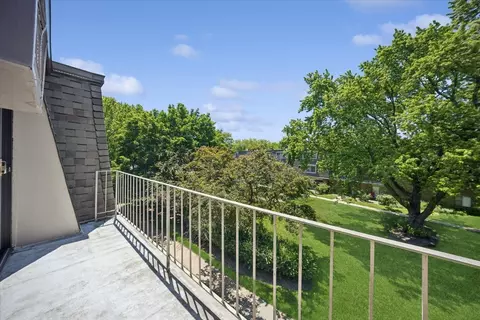 Exterior - 244 E Bailey Rd #M, Naperville, IL 60565 photo 2 of 3