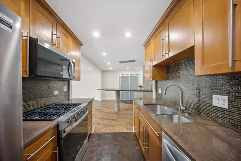 Kitchen - 244 E Bailey Rd #M, Naperville, IL 60565 photo 2 of 3