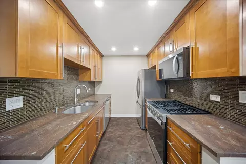 Kitchen - 244 E Bailey Rd #M, Naperville, IL 60565 photo 3 of 3