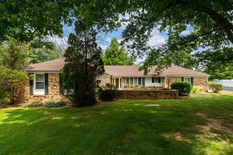 105 Woodlake Ln, Eldorado, IL 62930